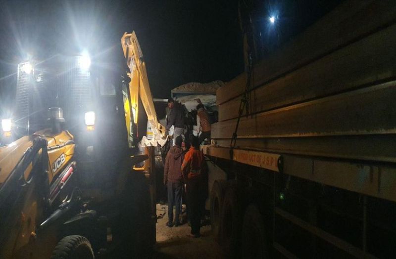 हाइवे पर खड़े ट्रेलर को डंपर ने मारी टक्कर, एक घंटे तक जाम में फंसे सैकड़ों वाहन