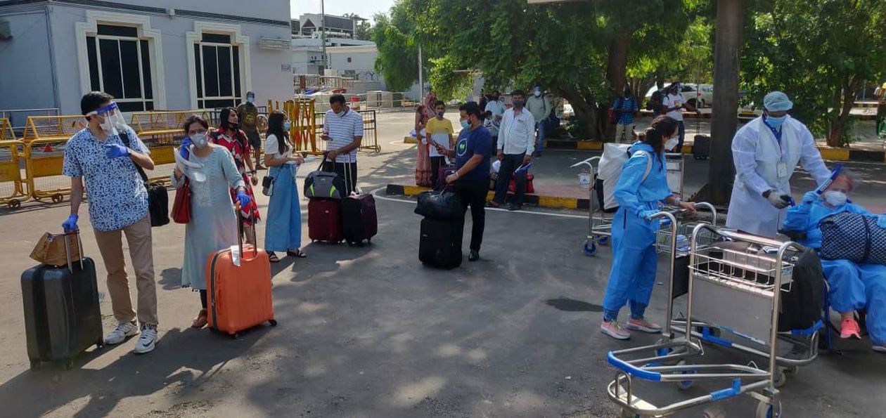 कोरोना की सर्दियां: फ्लाइटें कम, यात्री भी रह गए आधे
