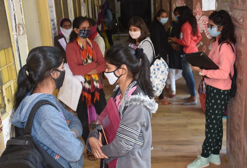 जेएनवीयू में अंतिम प्रवेश के लिए पहुंचे छात्र-छात्राएं