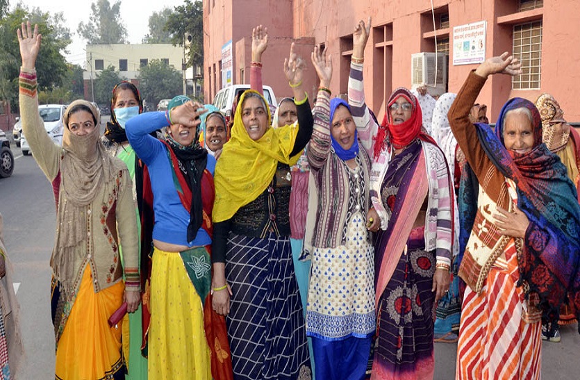 सभागार में दो मंत्री व तीन विधायक गिनाते रहे उपलब्धियां, बाहर दो घंटे इंतजार कर लौटी महिलाएं