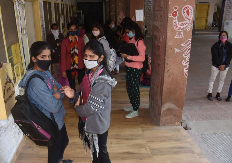 हिंदी और अंग्रेजी मांगने वालों को उर्दू का ऑफर