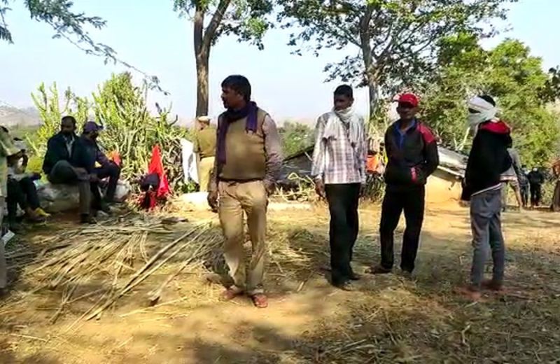  उदयपुर के खेरवाड़ा क्षेत्र के रोबिया गांव में घटना के बाद जमा ग्रामीण व पहुंची पुलिस। 