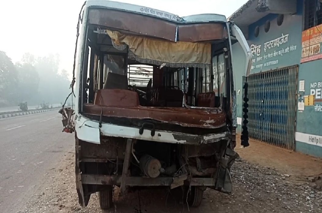 बिहार से पंजाब जा रही बस डिवाइडर में घुसी, पीछे से ट्रक ने मारी जोरदार टक्कर, हादसे में 13 यात्री घायल