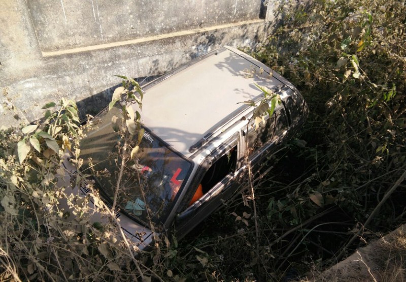 नशे में धुत युवकों ने ग्रामीण को टक्कर मार पुलिया के नीचे घुसा दी कार, डॉक्टर ने घायल को भेजा अस्पताल