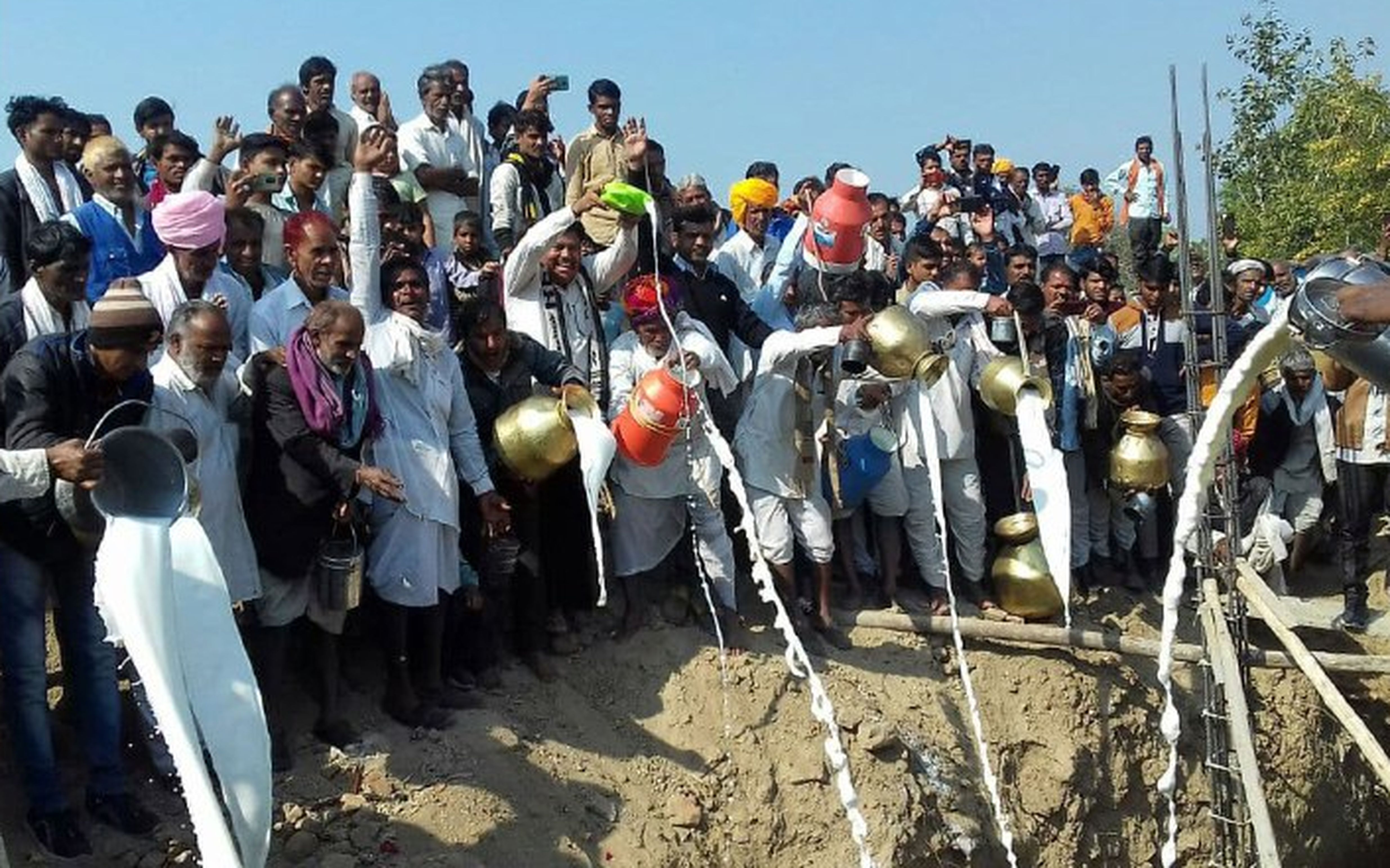 11 thousand liters of milk filled the foundation of Sanwalpura Devnara