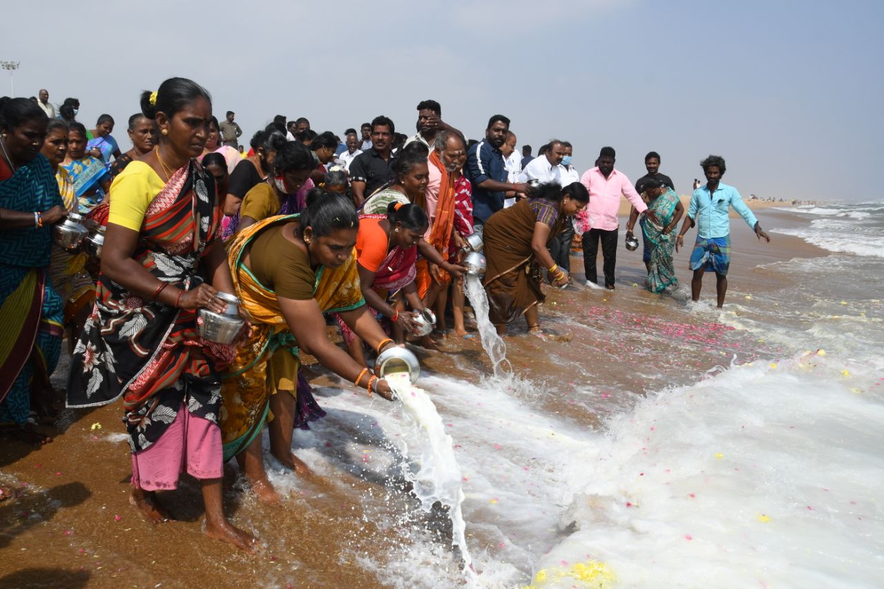 Chennai locals pay homage to 2004 Tsunami victims