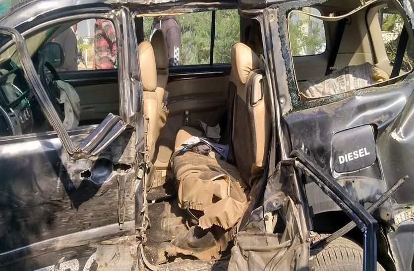 तेज रफ्तार में चल रही गाड़ी के आगे आया श्वान, गाड़ी पलटने से जैन समाज के तीन प्रतिष्ठित व्यापारियों की मौत