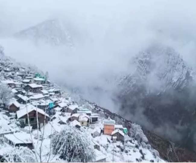 Heavy Snowfall in Hill area
