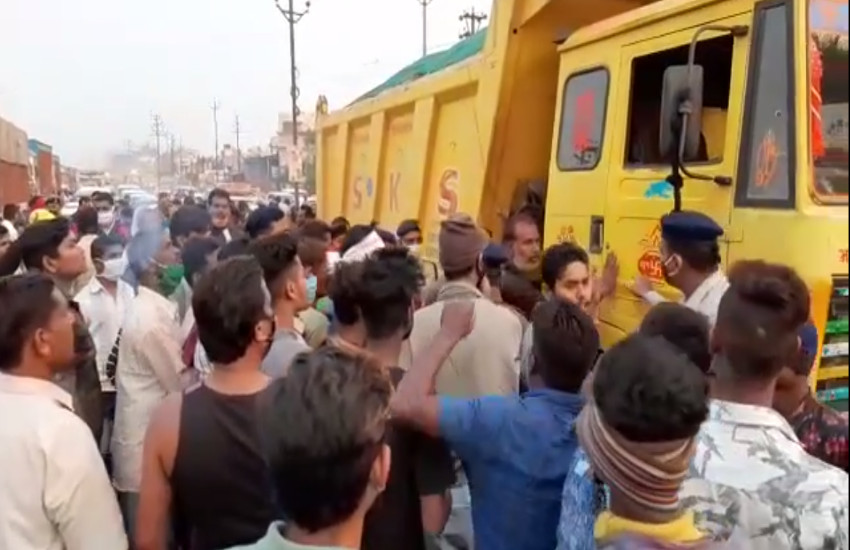 Video: सड़क पार कर रही महिला को तेज रफ्तार हाइवा ने रौंदा, नाराज लोगों ने किया चक्काजाम