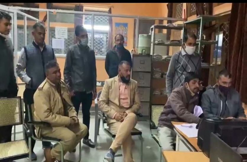 एएसआइ पांच हज़ार रुपए रिश्वत लेते रंगे हाथों गिरफ्तार