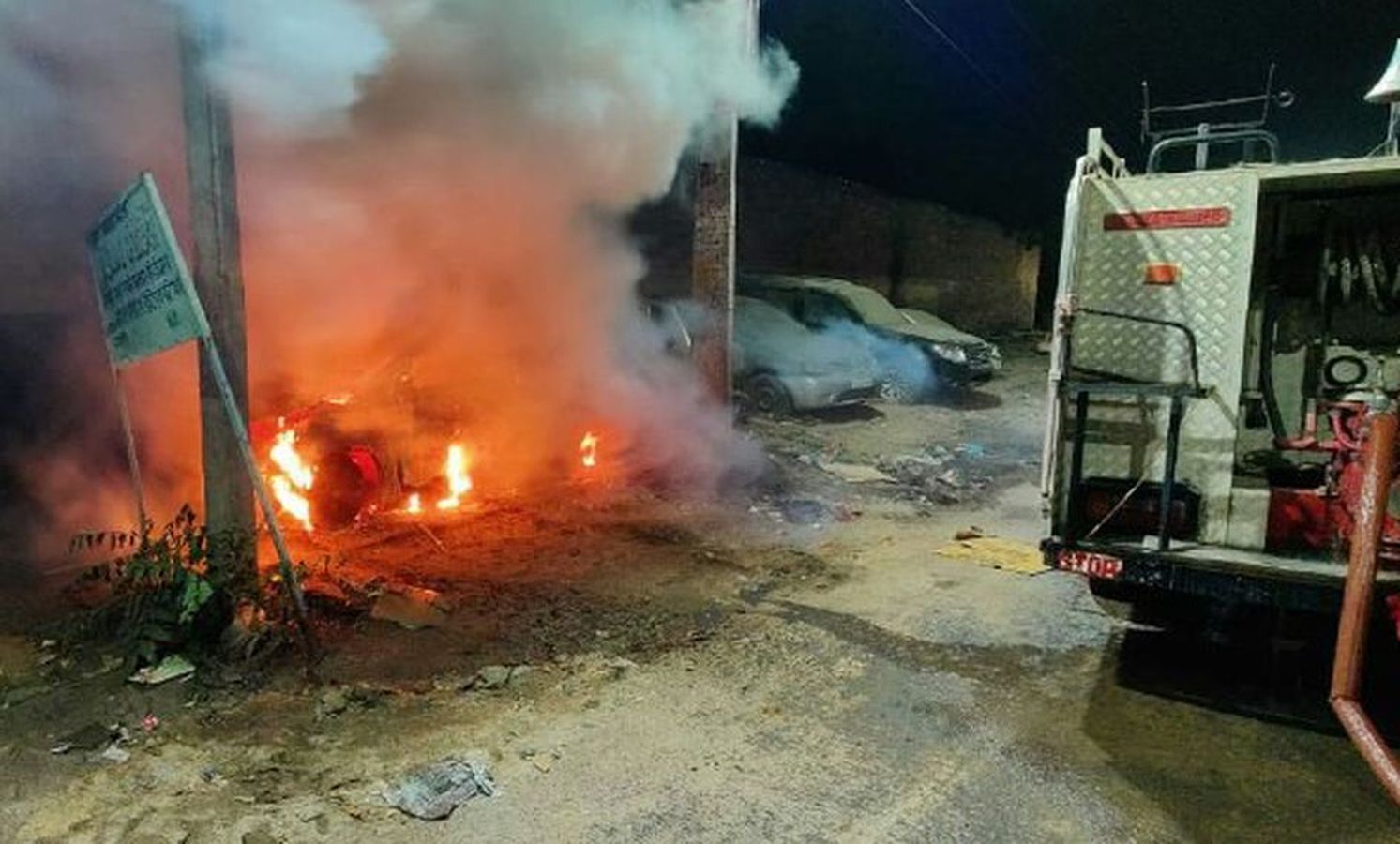 गैराज के बाहर खड़ी कार व बाइक में आग