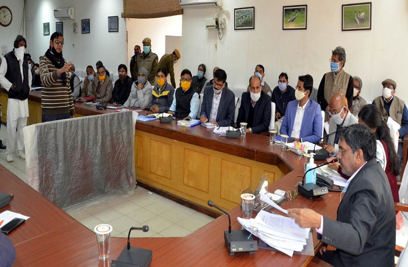 निचले स्तर पर अधिकारी नहीं सुनते फरियाद, संभागीय आयुक्त के सामने आए प्रकरण