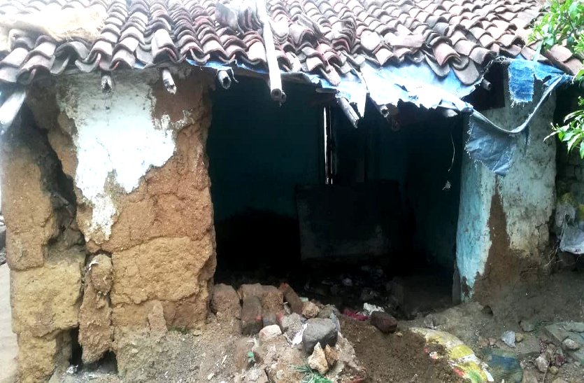 बारिश में ढह गया कच्चा मकान, दोनों किडनी फेल्यिर से जूझ रहे गरीब युवक ने कलेक्टर से लगाई मदद की गुहार
