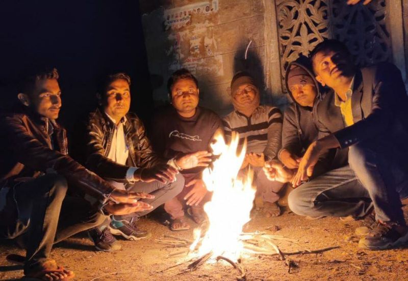 थार में सर्दी का सितम, अलाव का सहारा, तापमान 6.9 डिग्री