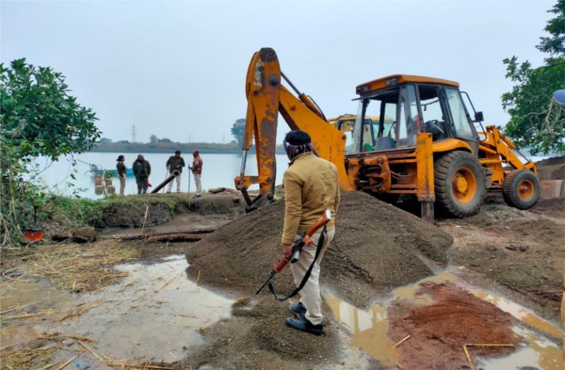 JCB, Poklen machine and three boat machines seized