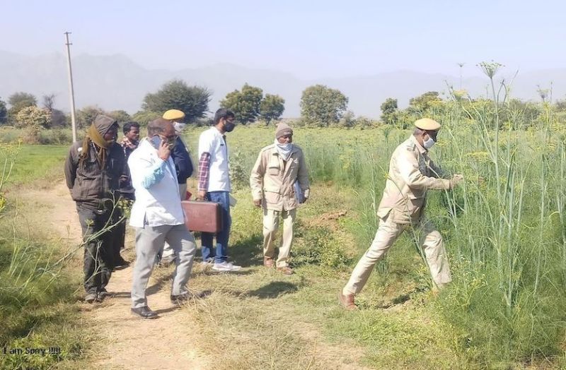 आबूरोड के देलदर में हुई एक विवाहिता की हत्या के बाद मौके पर जांच करती पुलिस।