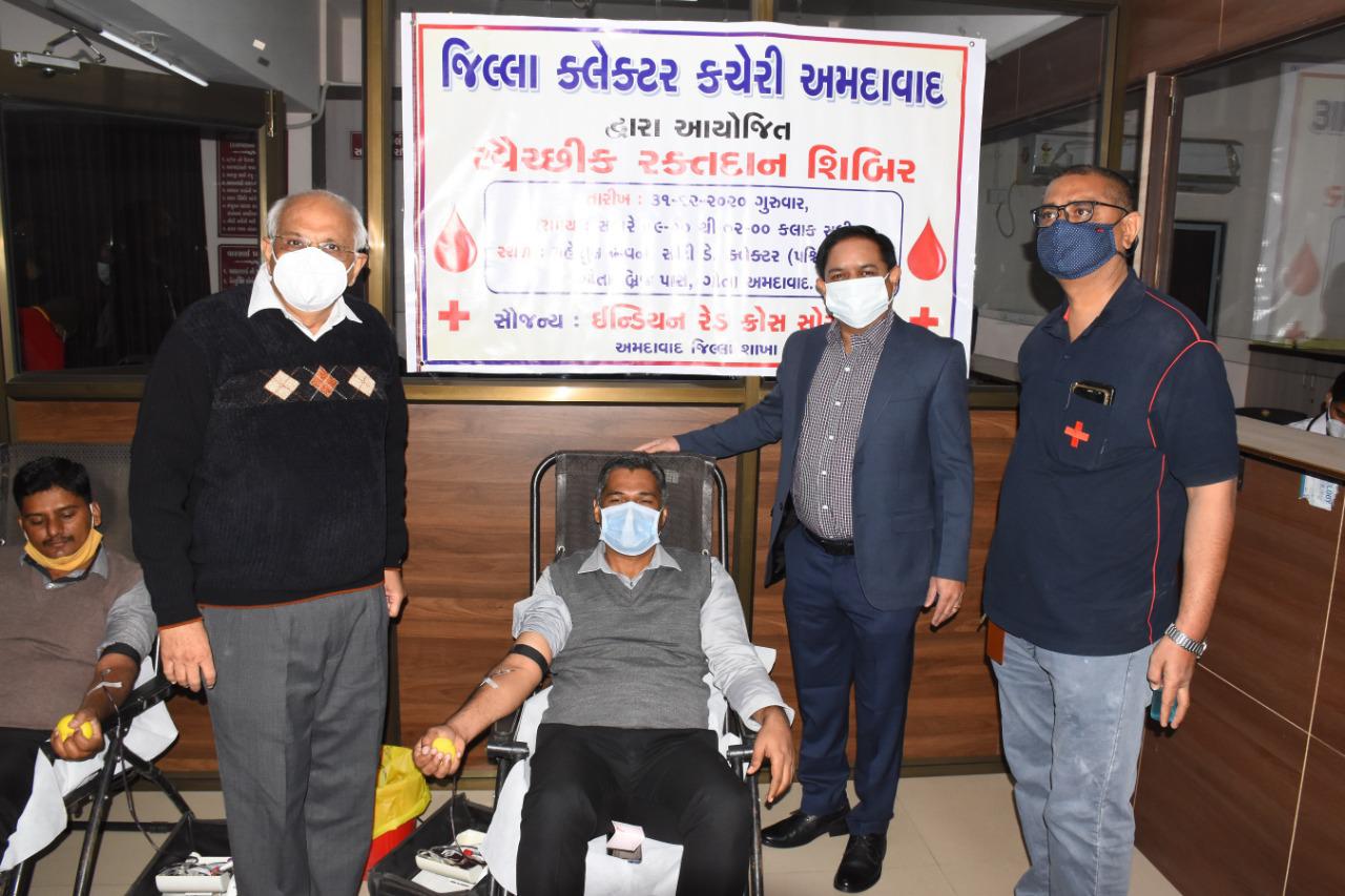 Ahmedabad district collector_ 'कर्मचारियों ने रक्तदान कर पेश की मिसाल'