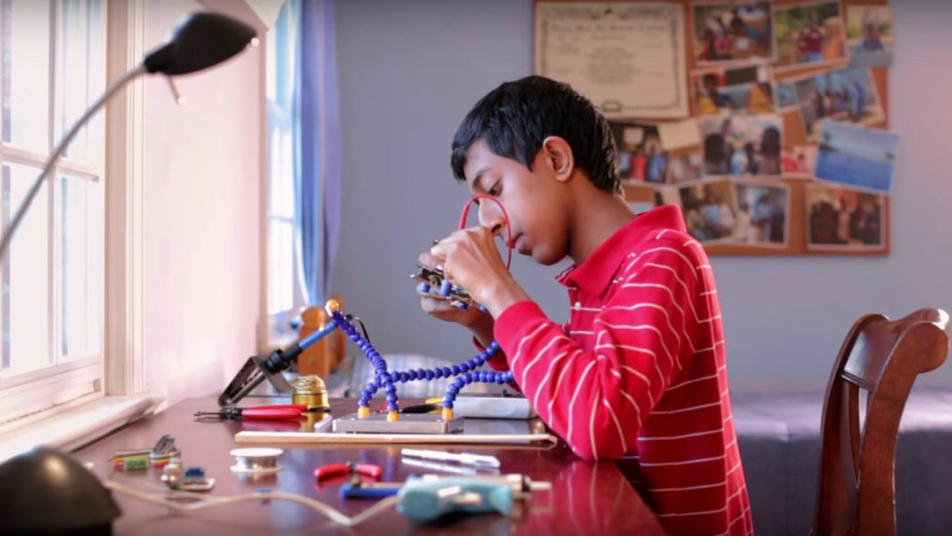 20 वर्षीय मिहिर गारीमेल्ला फ्लाइंग ड्रोन रोबोट्स बनाते हैं