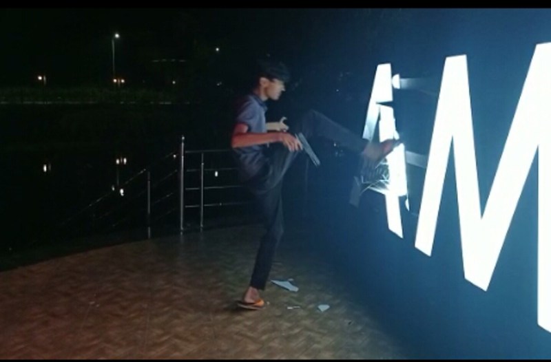 हाथों में पिस्टल लेकर 2 युवक मेरिन ड्राइव में लगे 'माई अंबिकापुर' को लात मारकर तोड़ा, वायरल हो रहा वीडियो