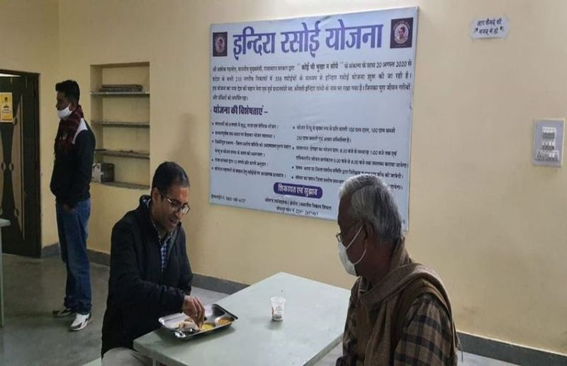 आयुक्त यादव ने चखा इंदिरा रसोई का स्वाद