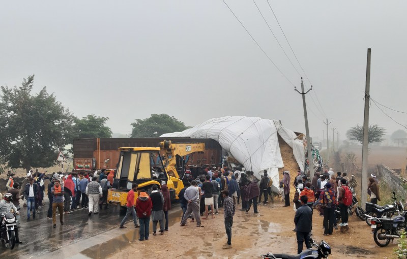 ट्रेलर व ट्रक में भिड़ंत, केबिन में फंसे खलासी ढाई घंटे बाद जीवित निकाला बाहर