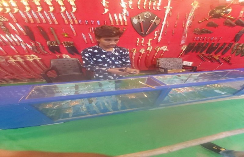 पुष्कर से आ रहे जानलेवा चाकू, 200 से 500 रुपए में ले लो!