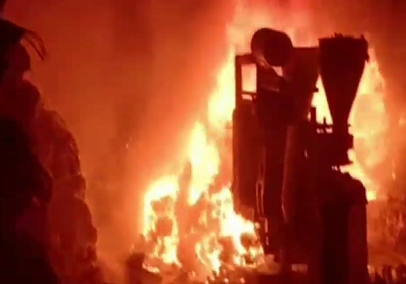 प्लास्टिक फैक्ट्री में लगी भीषण आग लगने से करोड़ों का नुकसान, मजदूरों में मची अफरा तफरी