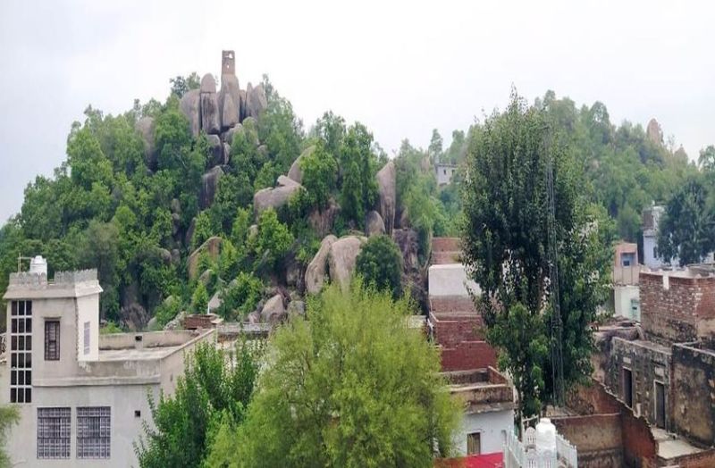 पहाड़ के कारण पड़ा गांव का नाम पहाड़ी