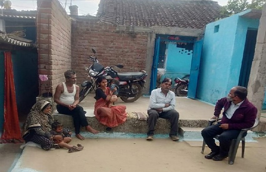 पीडि़त मां जुड़वा बच्चों संग