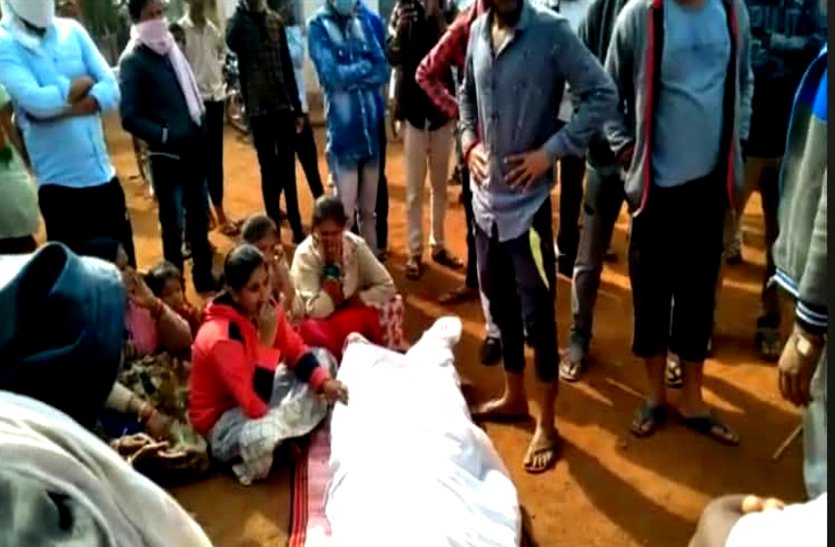 बेमेतरा: निर्माणाधीन सड़क के गड्ढे में गिरकर भाजपा कार्यकर्ता की मौत, परिजनों ने सड़क पर शव रखकर किया प्रदर्शन