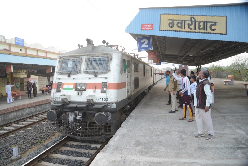 ट्रेन की एक झलक पाने के लिए स्टेशन तक खिंचे चले आए