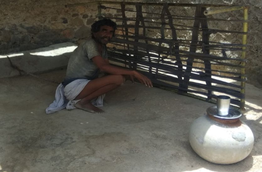 22 साल से जंजीरों में जकड़ा हैं बाबूलाल का जीवन
