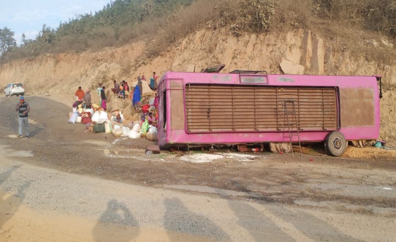 जांजगीर-चांपा से गोरखपुर जा रही 70 मजदूरों से भरी बस पलटी, दबकर महिला की मौत, 9 घायल