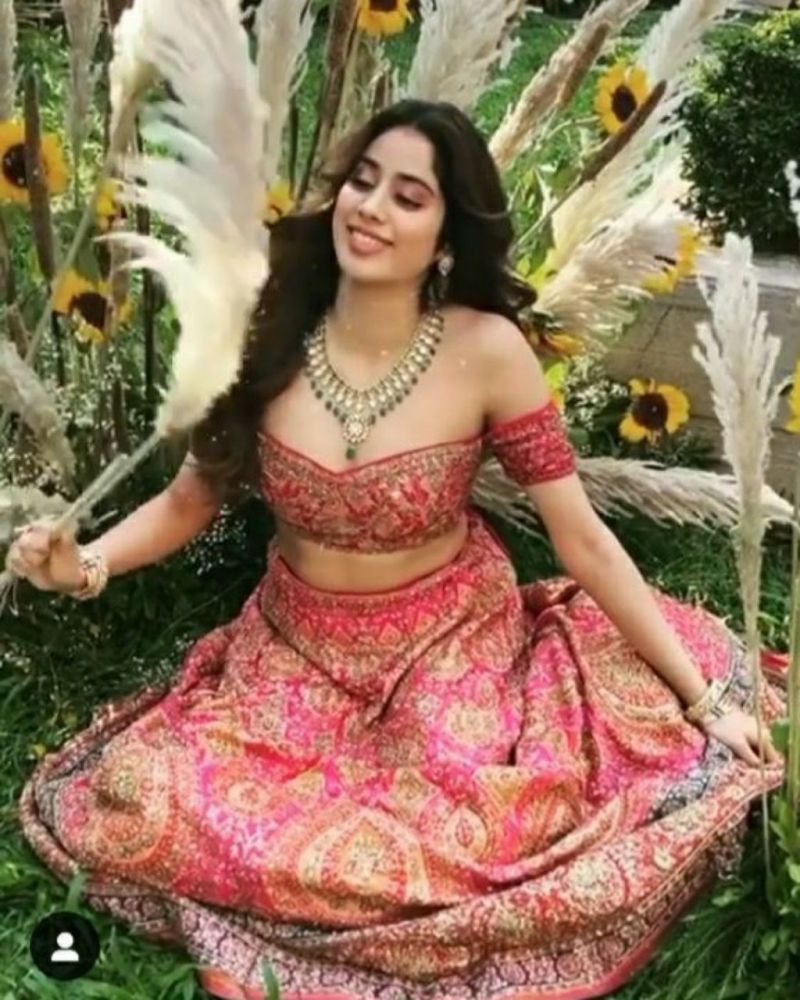 दुल्हन के रूप में सजी नजर आई जान्हवी कपूर, सूरजमुखी के फूलों के साथ कराया फोटोशूट