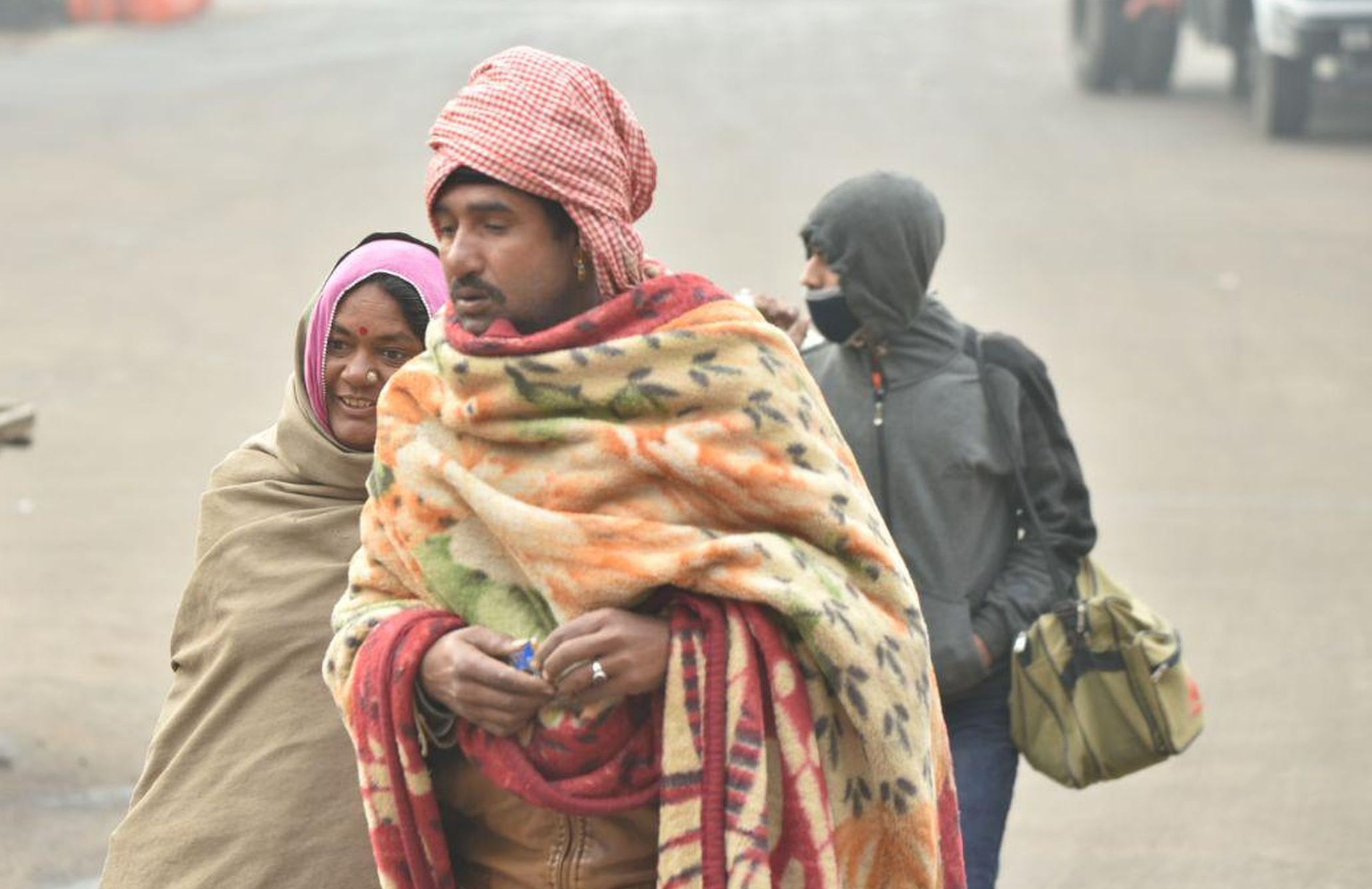 कोहरे ने आसमां में फैलाई गंदगी, बारिश ने धो डाली, सांस रोगियों का फूला दम