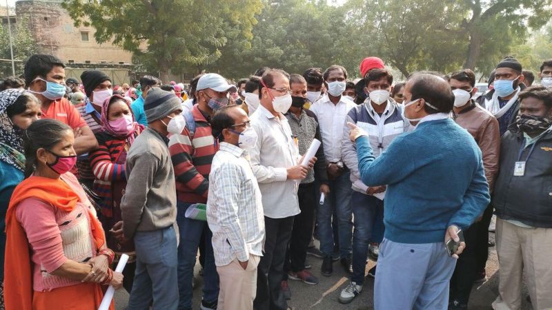 नामों की सूची नहीं भेजे जाने पर ठेका कार्मिकों ने किया प्रदर्शन