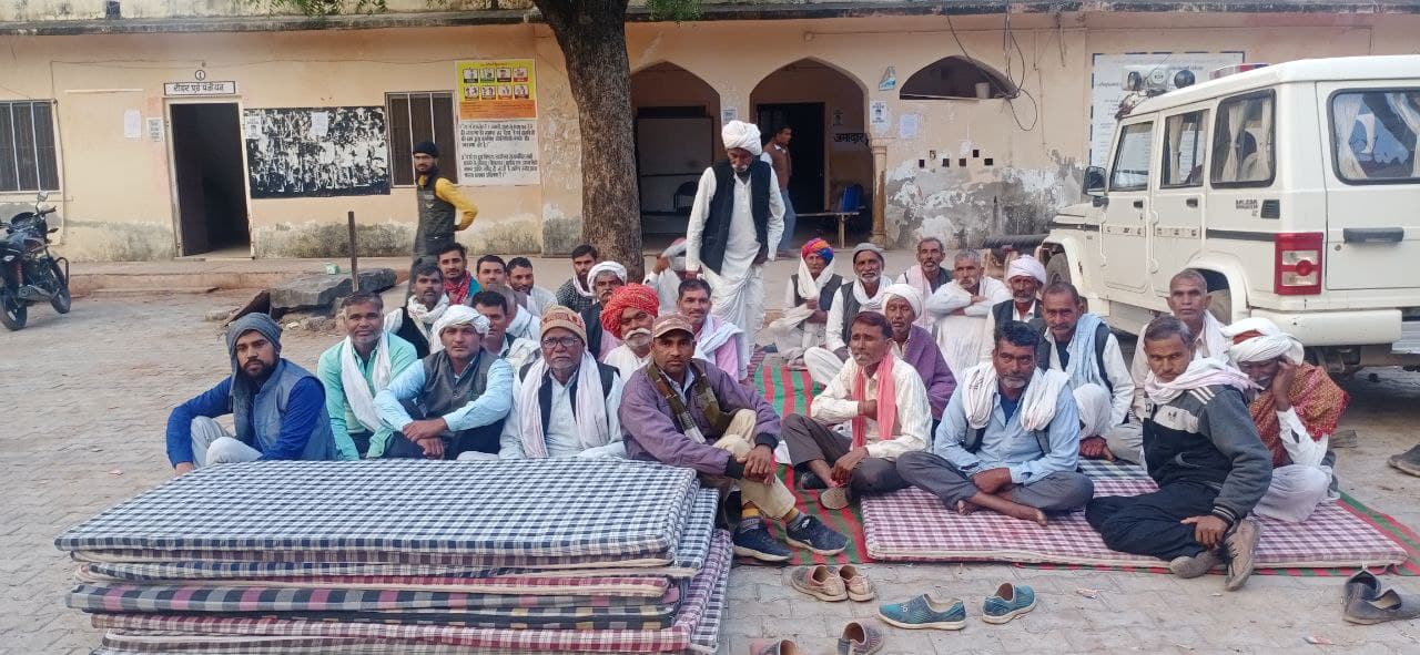 अतिक्रमण पर कार्रवाई नहीं, तहसील में धरने पर बैठे ग्रामीण