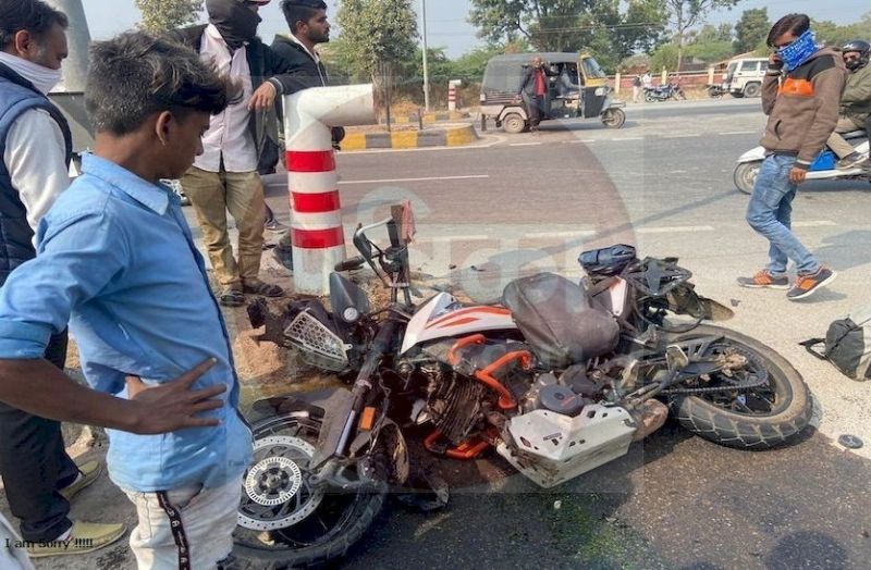 दो बाइकों की टक्कर में युवक की मौत, एक अन्य बाइक सवार घायल