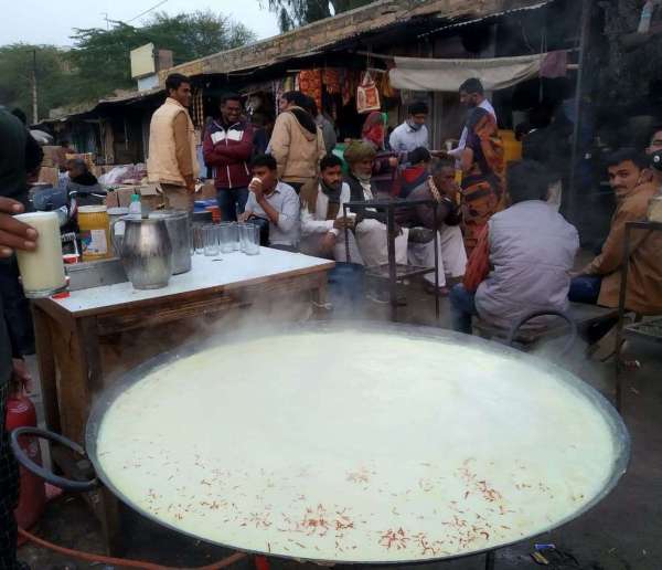 सर्दी में बढ़ी दूध-फीणी की मांग, ठिठुरन में चाय की चुस्कियां भी बढ़ी