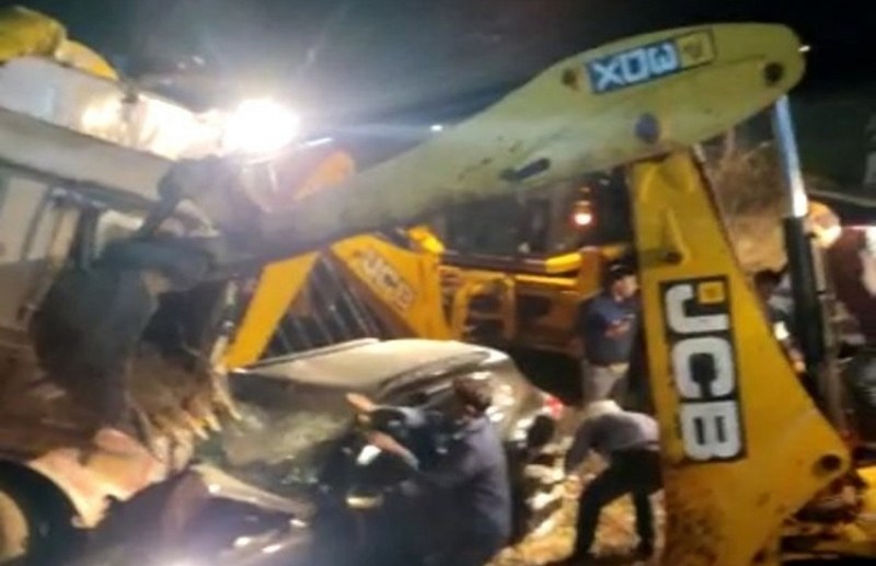 नशे में धुत ट्रक चालक ने कार को 700 मीटर तक घसीटते हुए खाई में गिराया