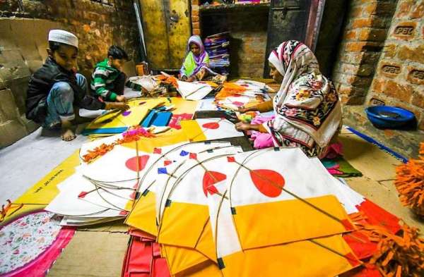 kites making