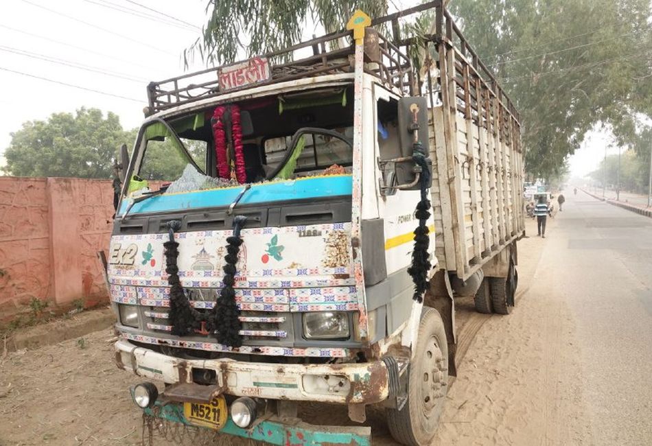 गाड़ी आगे लगाकर ट्रक रोका, चालक व परिचालक को बंधक बनाकर 20 लाख रुपए लूटे