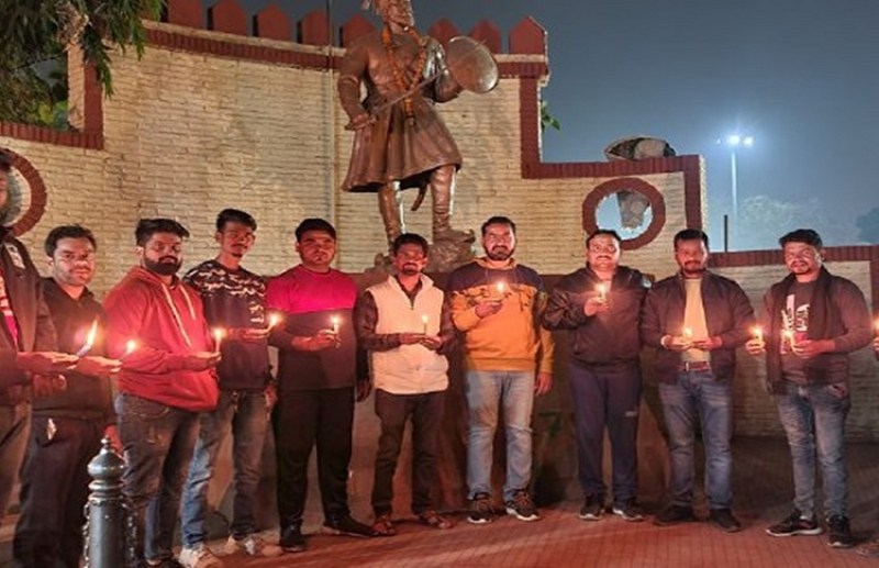 आंदोलन के दौरान मृत किसानों को श्रद्धांजलि अर्पित करते यूथ कांग्रेस कार्यकर्ता