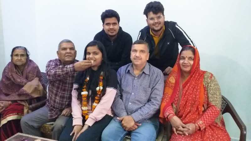 बेटी अवंतिका को मिठाई खिलाकर बधाई देते परिजन - फ़ोटो - पत्रिका न्यूज़ नेटवर्क