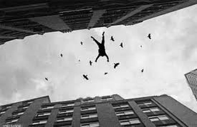 SUICIDE : पत्नी वॉचमैन के प्रेम में थी, त्रस्त होकर ग्यारहवीं मंजिल से कूदा