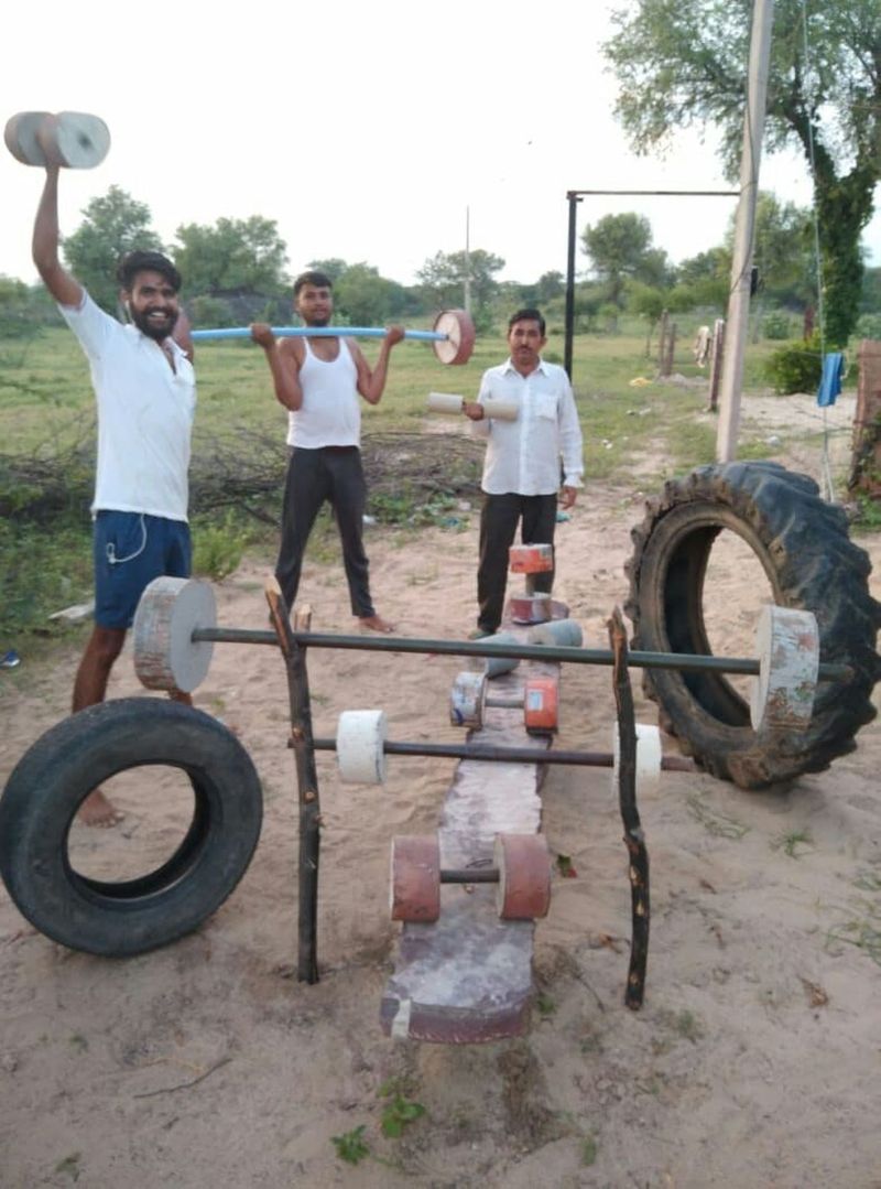 कबाड़ के जुगाड़ की जिम में जगा रहे देशसेवा का जज्बा