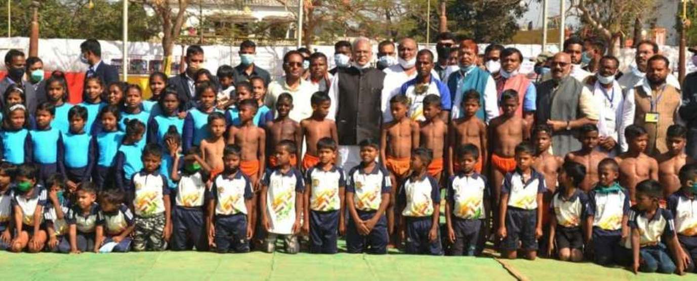 रायपुर : अबूझमाड़ के बच्चों के हैरतअंगेज मलखंभ प्रदर्शन को सीएम ने सराहा, कहा- खिलाडिय़ों की  डाइट अब  डीएमएफ मद से