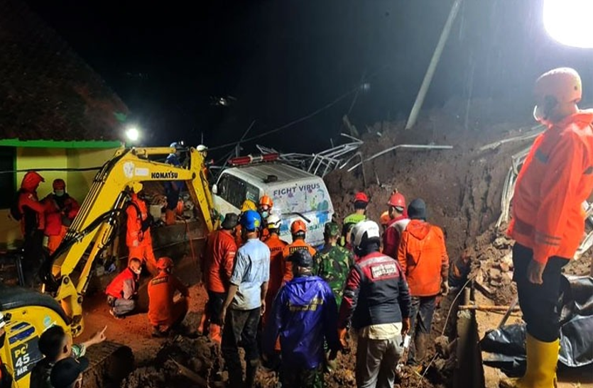इंडोनेशिया में भूस्खलन से 11 लोगों की मौत, 14 लापता और 17 घायल हुए