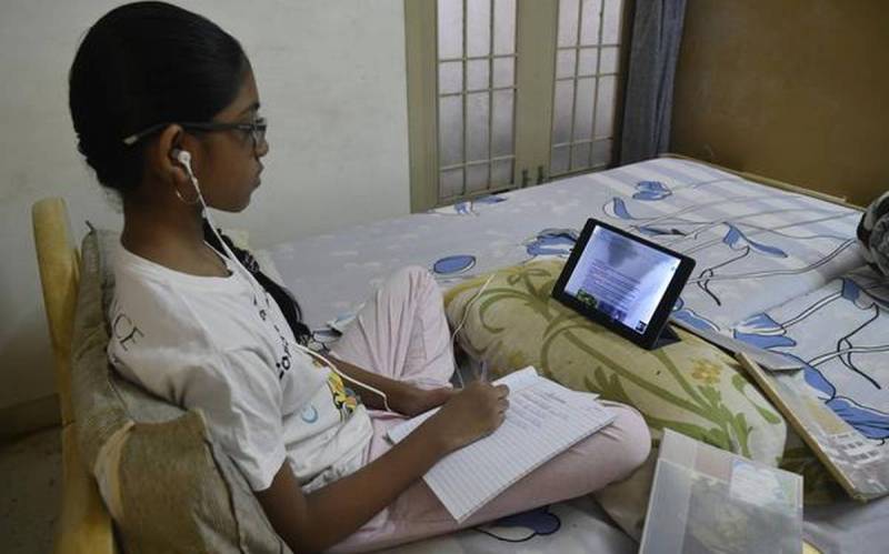 TN CM Palaniswami announces free 2GB data cards for college students