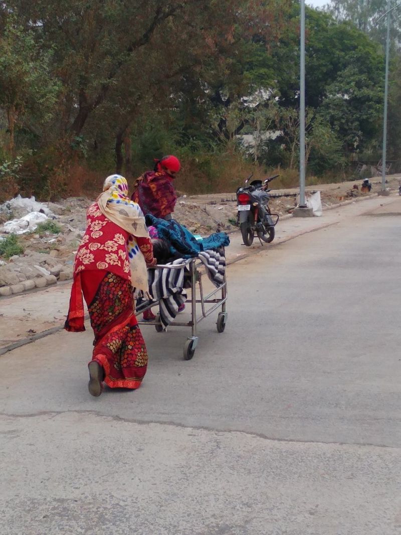 मरीज आपका है, स्ट्रेचर भी आप ही धकेलो... वार्ड ब्वॉय तो लडऩे को तैयार बैठे रहते हैं